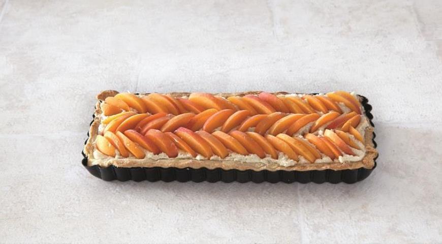 Фото приготовления рецепта: Тарт с абрикосами и франжипаном, шаг №5