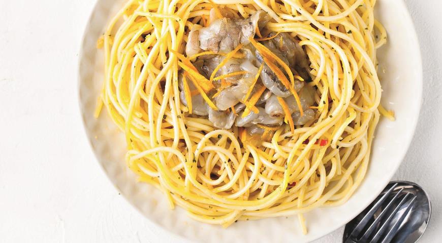 Спагетти с маринованными креветками­ и сухарями