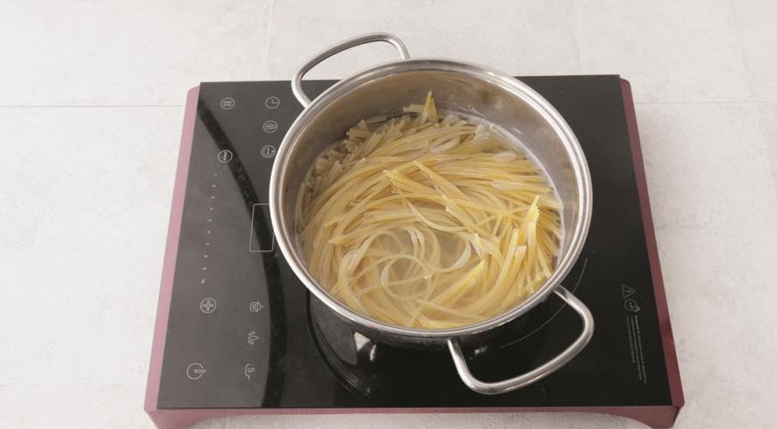 Фото приготовления рецепта: Спагетти с кальмарами, шаг №2