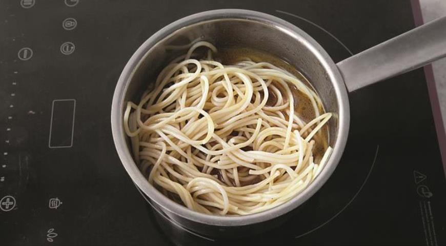 Фото приготовления рецепта: Спагетти с маринованными креветками­ и сухарями, шаг №5
