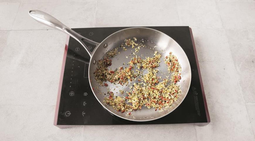Фото приготовления рецепта: Спагетти с маринованными креветками­ и сухарями, шаг №6