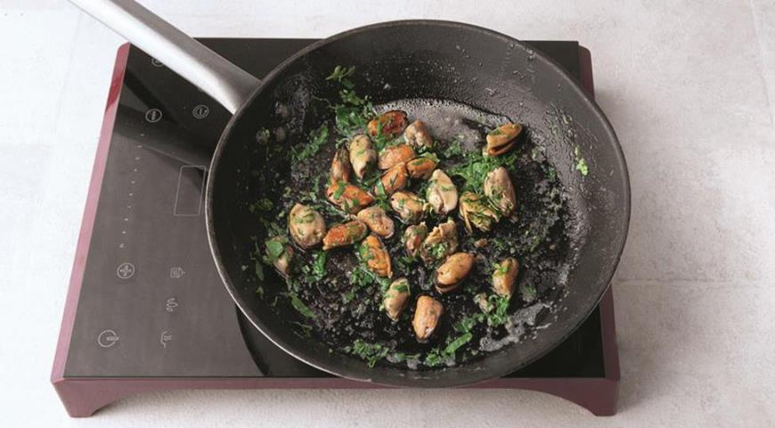 Фото приготовления рецепта: Лингвини с песто из миндаля и брокколи и мидиями, шаг №4