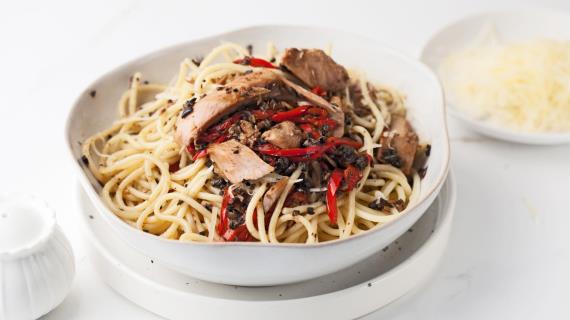 Спагетти с тунцом, перцем и пастой из маслин