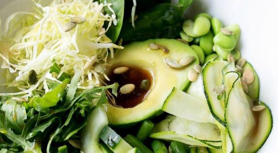 Абсолютно зеленый салат с азиатской заправкой