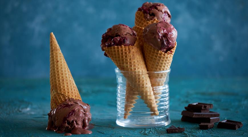 Мороженое с вишней и шоколадом