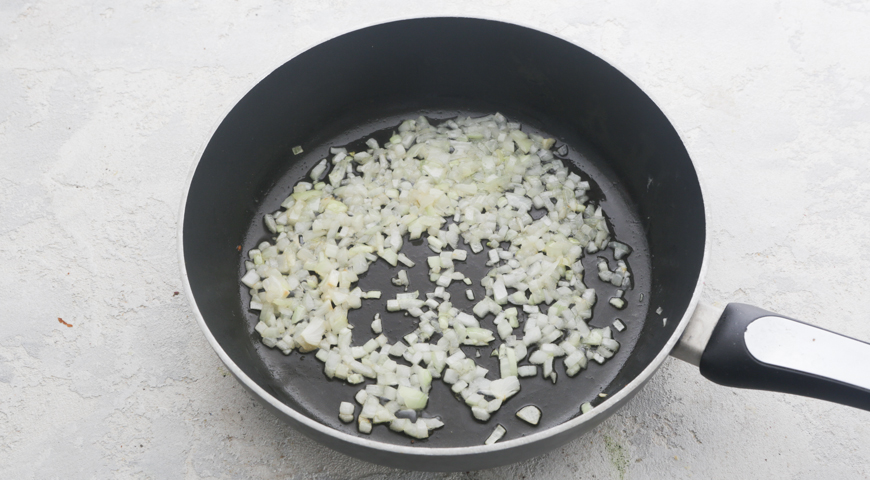 Запеканка из кабачков с сыром и помидорами (Gateau de courgettes). Для соуса обжариваем нарезанный лук