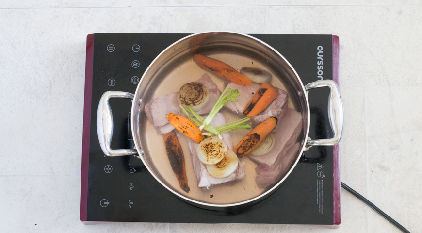 Борщ с мясом, классический рецепт. Добавляем лук, морковку, петрушку и укроп