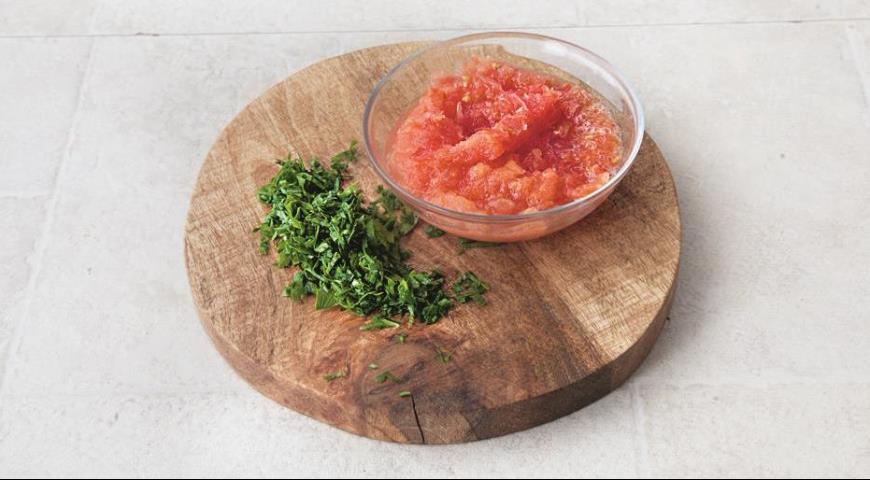 Подготовьте начинку из помидоров и петрушки для долмы с рисом и изюмом