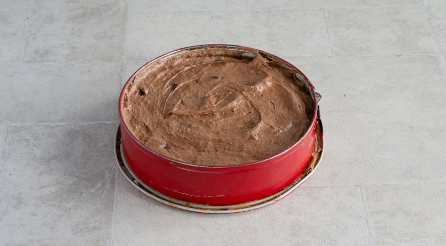Шоколадный торт с вишней. Выливаем тесто в форму