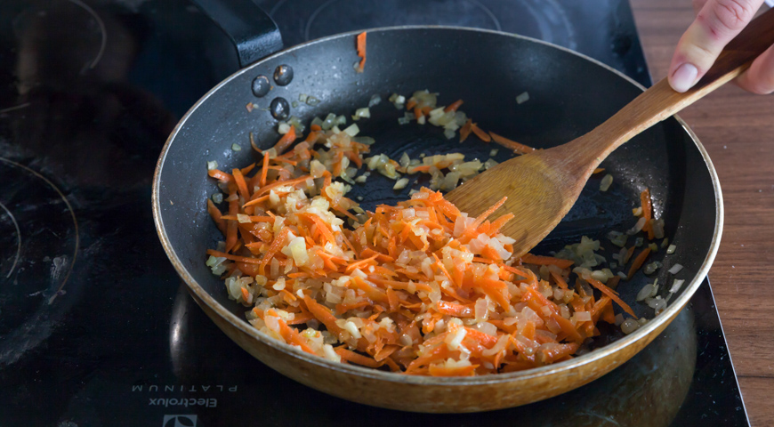 Перец, фаршированный морковкой и рисом. Добавляем чеснок и морковку