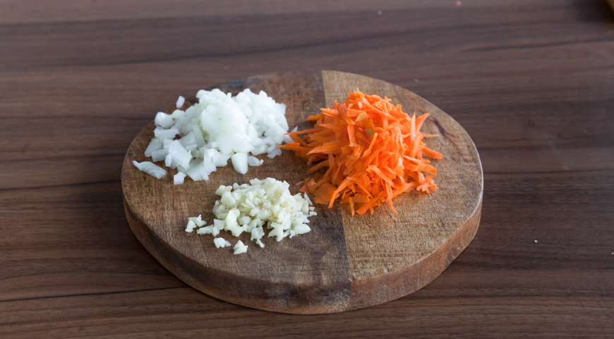 Перец, фаршированный морковкой и рисом. Режем лук очистите и мелко нарежьте. Режем лук, чеснок и морковку