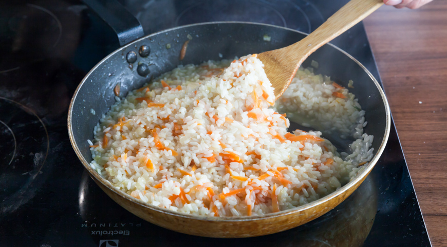 Перец, фаршированный морковкой и рисом. Тушим рис с овощами