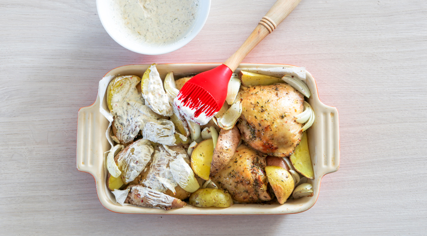 Фото приготовления рецепта: Рагу из куриных бедрышек с картофелем и сметаной, шаг №4