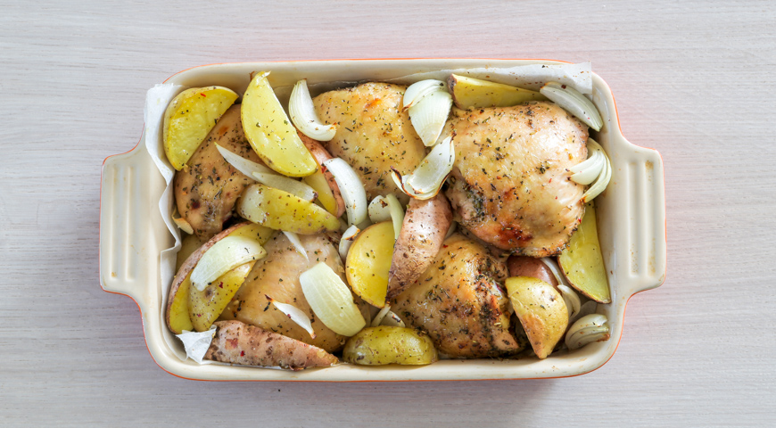 Фото приготовления рецепта: Рагу из куриных бедрышек с картофелем и сметаной, шаг №3