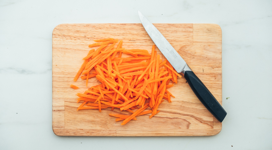 Фото приготовления рецепта: Стир-фрай из вешенок с морковью, шаг №2