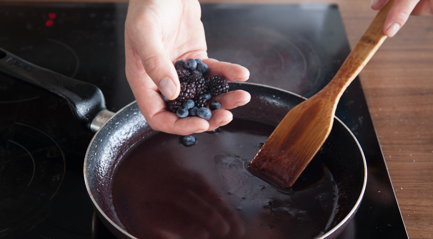 Фото приготовления рецепта: Говяжья вырезка с ягодным соусом, шаг №4