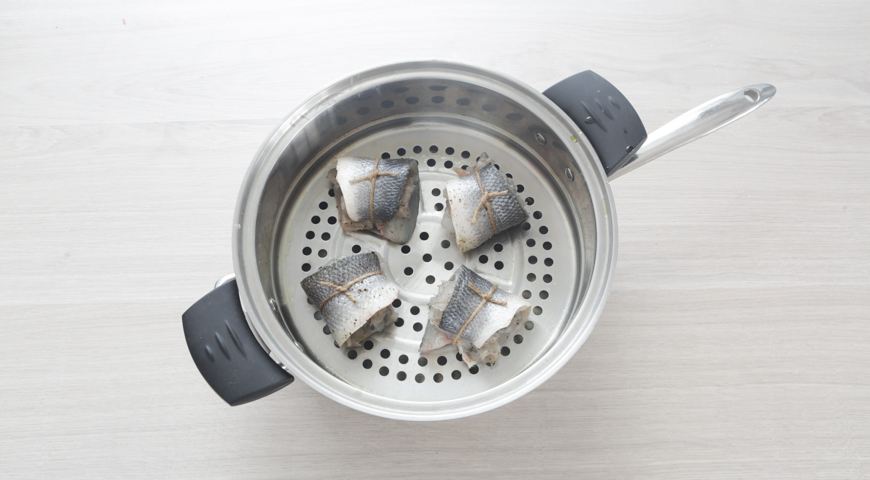 Фото приготовления рецепта: Рулеты из сибаса с креветками, шаг №6