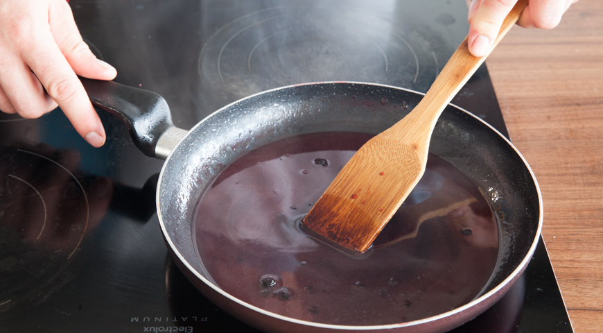 Фото приготовления рецепта: Говяжья вырезка с ягодным соусом, шаг №3
