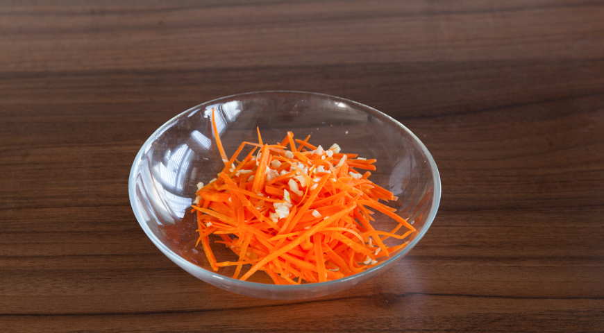 Маринованная капуста по-корейски. Нарезаем тонкой соломкой морковь 