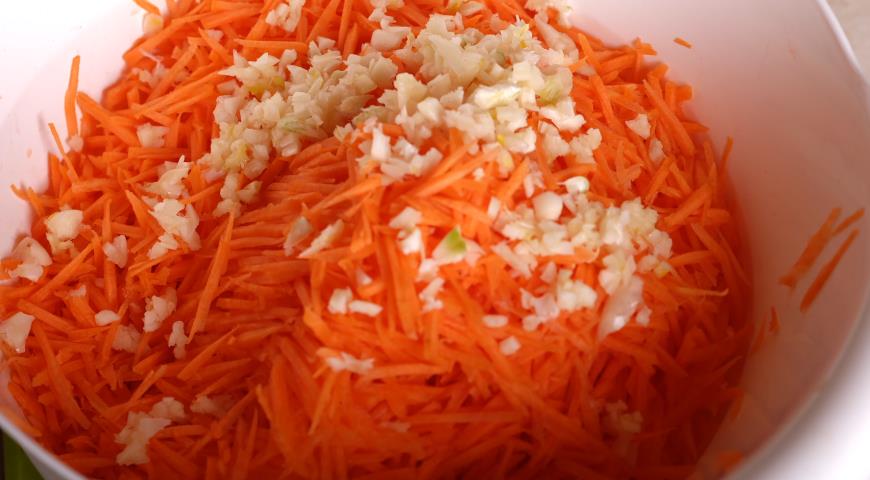 В морковку добавить чеснок