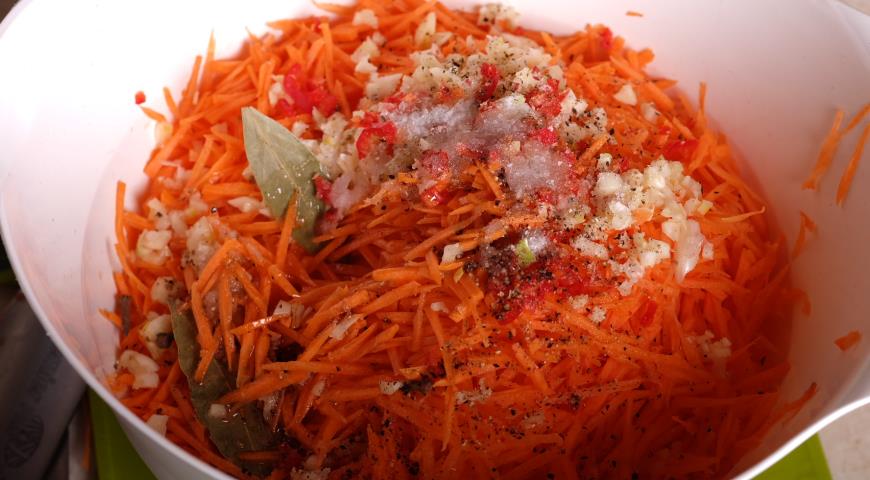 В корейскую морковку добавляем специи, масло и уксус