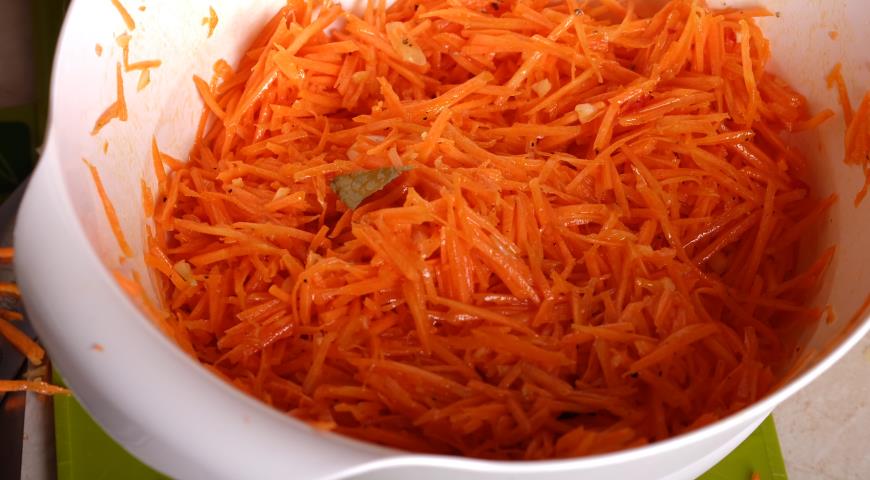Хорошо перемешиваем корейскую морковку 