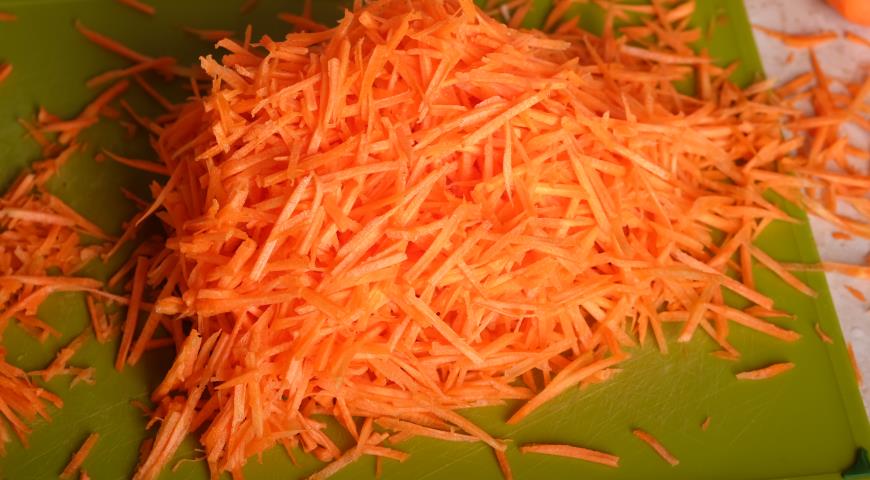 Чистим и натираем морковь