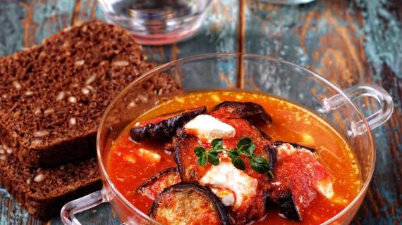 Баклажаны, запеченные с моцареллой и фетой в томатном соусе