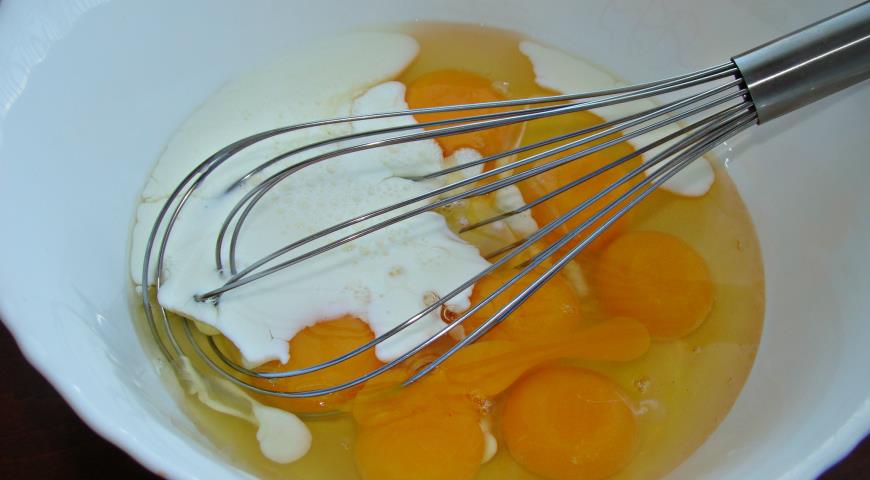 Смешать яйца с молоком, посолить по вкусу и перемешать до однородности