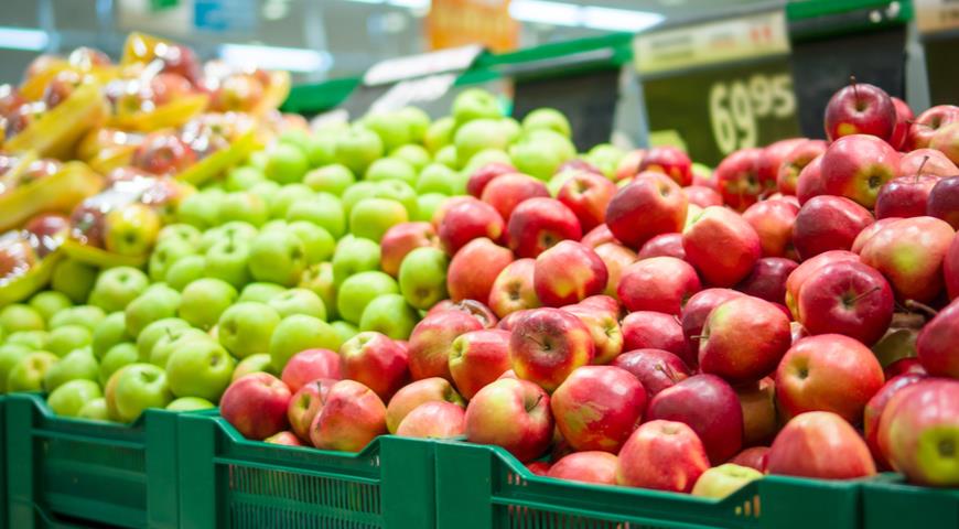 Яблоки на витрине супермаркета