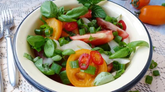 Салат из дыни и помидоров с базиликом