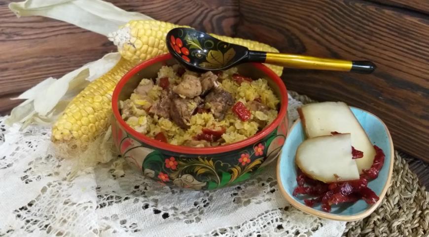 Рецепт приготовления кукурузной каши с мясом, сыром сулугуни и томатами