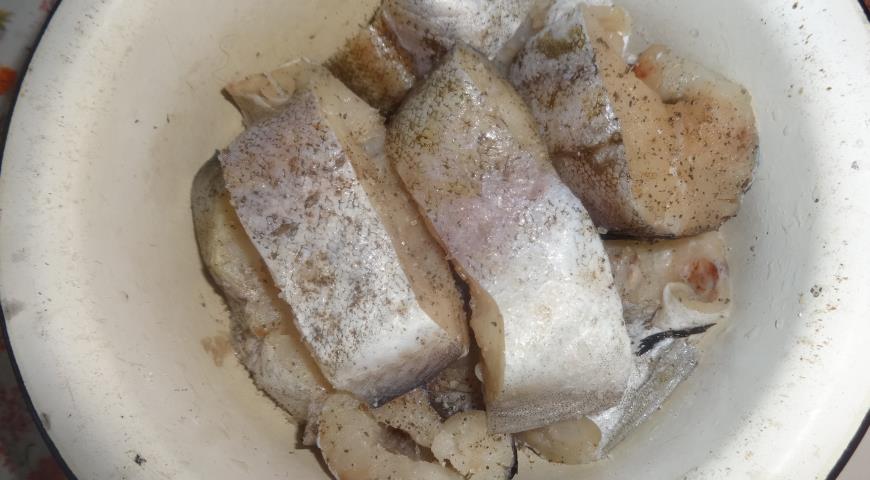 Подготавливаем рыбу для начинки картофельного пирога