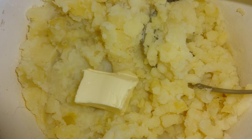 Разминаем картофель в пюре и добавляем сливочное масло