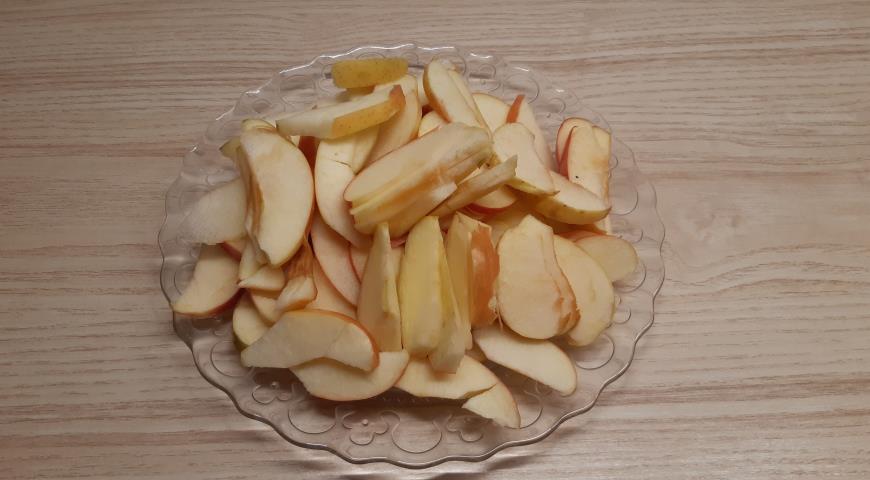 Нарезать яблоки для яблочного пирога
