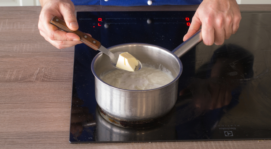 Крем-суп из топинамбура с шашлычками из белых грибов. Добавляем в кастрюлю сливочное масло