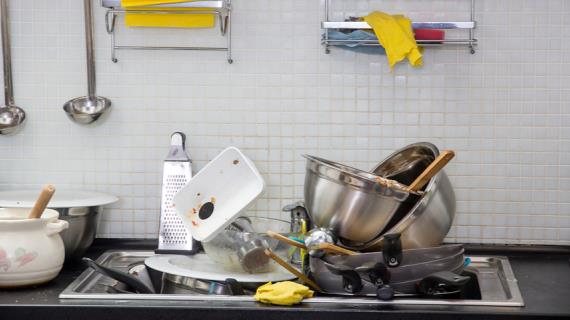 Почему вы никогда не должны мыть горячую сковородку
