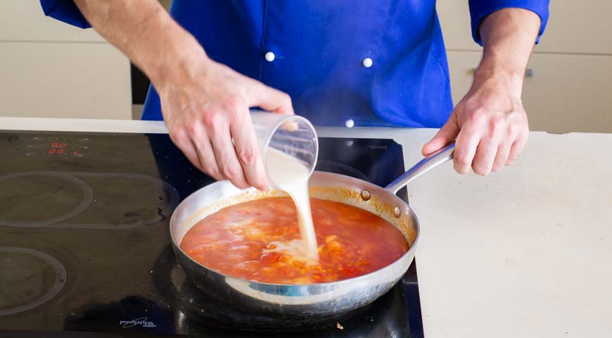 Биточки мясные в томатном соусе, добавляем в соус сливки
