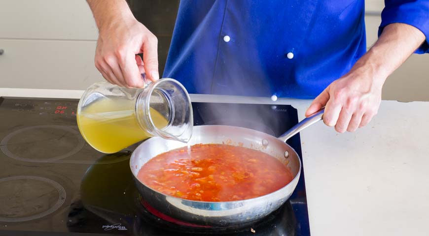Биточки мясные в томатном соусе, заливаем бульон в томатный соус