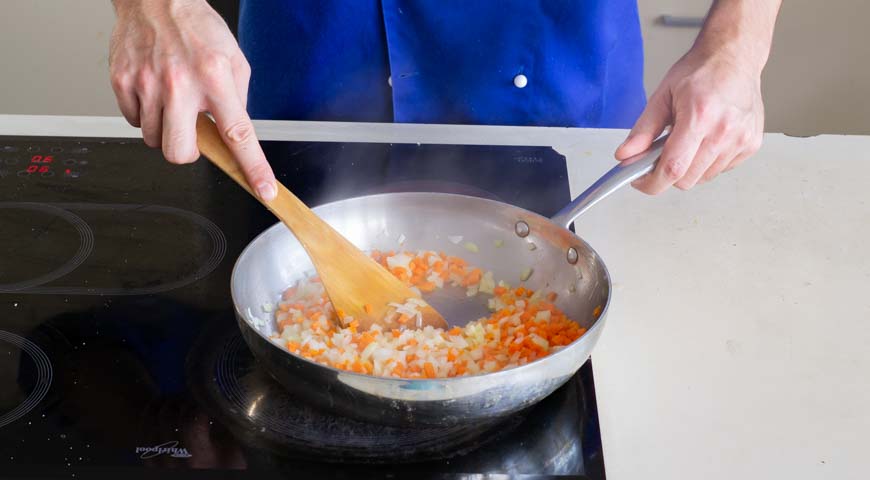 Биточки мясные в томатном соусе, пассируйте лук и морковь