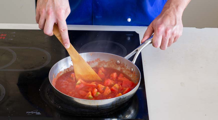 Биточки мясные в томатном соусе, обжариваем томаты для соуса