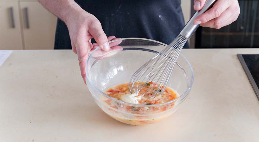 Омлет с помидорами, взбейте яйца, добавьте содержимое сковороды