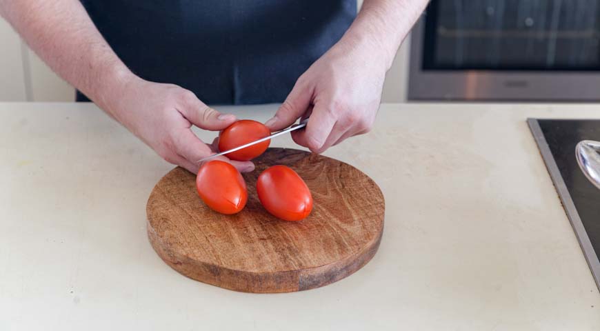 Омлет с помидорами, надрежьте томаты крест-накрест