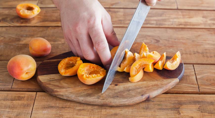 Шарлотка с абрикосами, нарежьте дольками абрикосы
