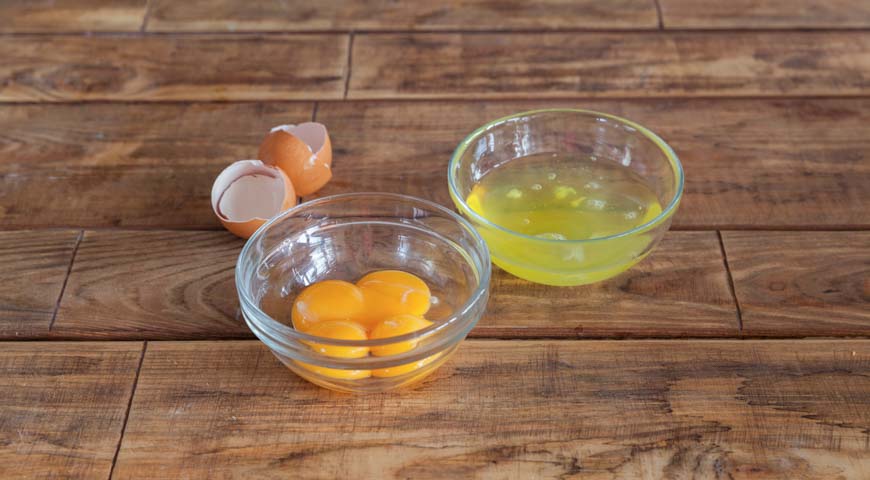Шарлотка с абрикосами, разделите яйца на белки и желтки