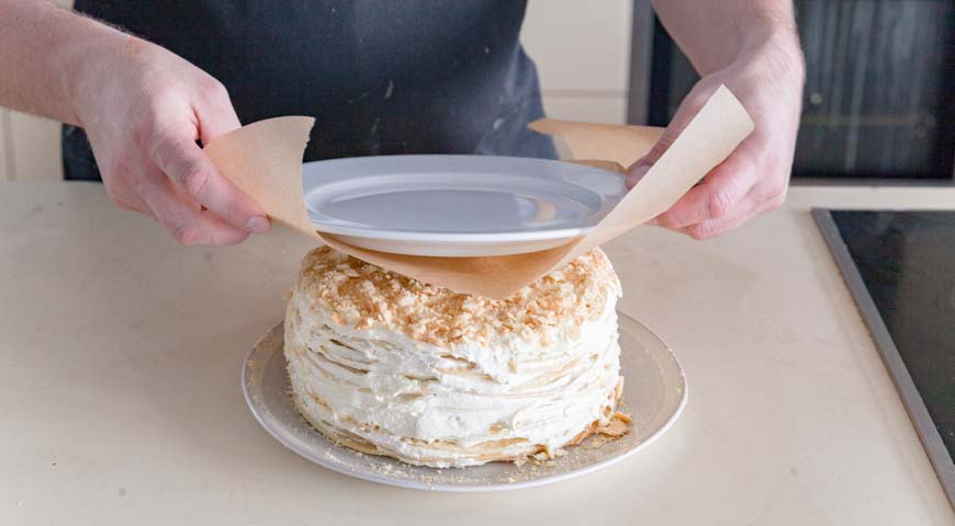 Торт Наполеон, закройте торт бумагой для выпечки, сверху поставьте гнёт