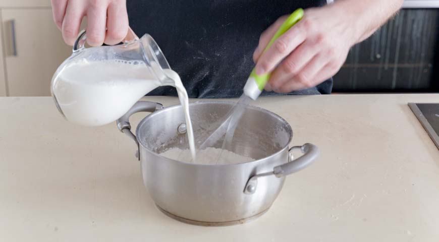 Торт Наполеон, приготовьте крем, смешайте молоко с крахмалом, сахаром и мукой