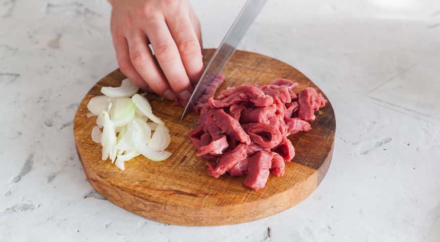 Бефстроганов из телятины, нарежьте тонкими полосками мясо, лук на половинки