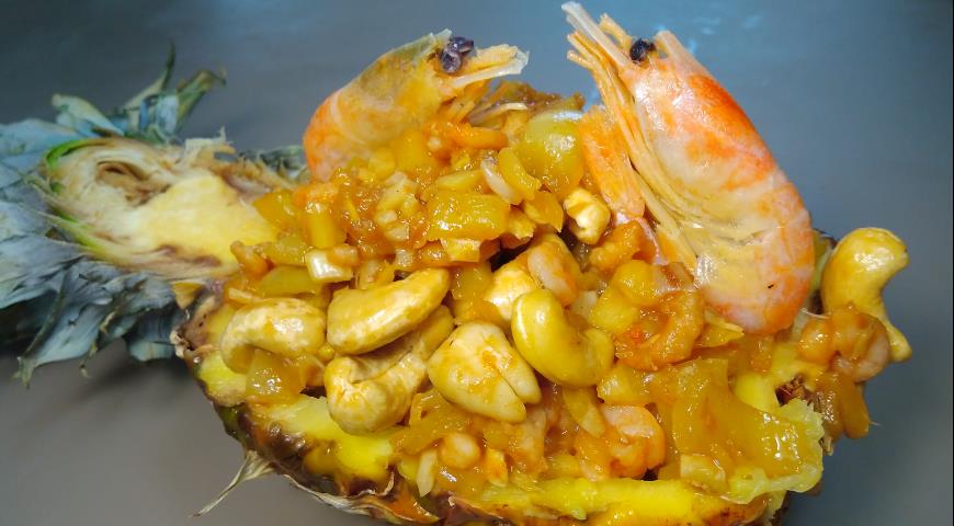 Жареные креветки в ананасе 