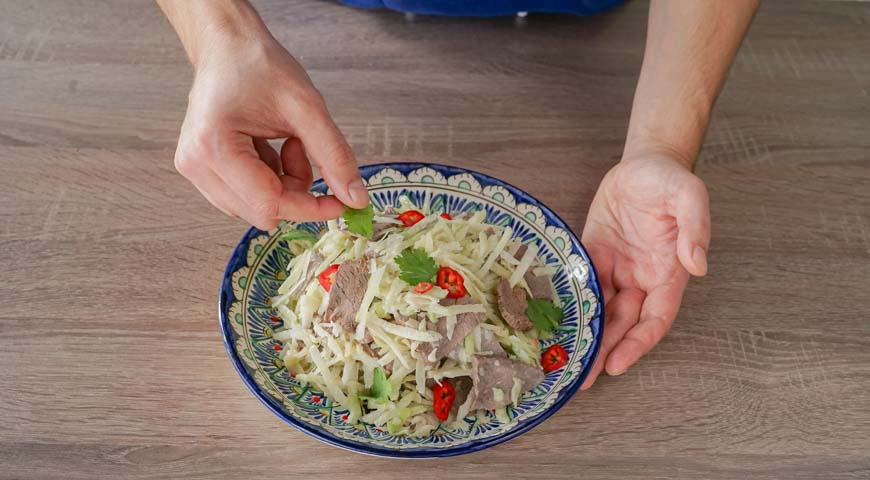 Салат Узбекистан классический, украсьте салат зеленью